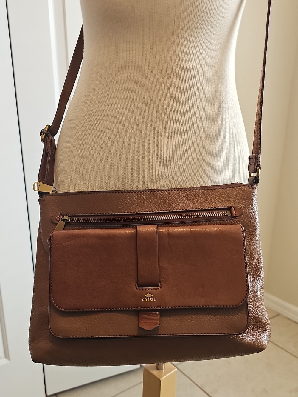 Fossil Kinley Brown Pebbled Leather Crossbody Bag - Classic Everyday.‎